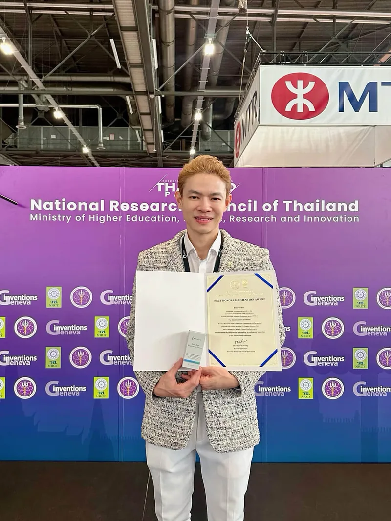 ดร.ธวิน เอี่ยมปรีดี ถือประกาศนียบัตรรางวัลที่บูธสำนักงานการวิจัยแห่งชาติ