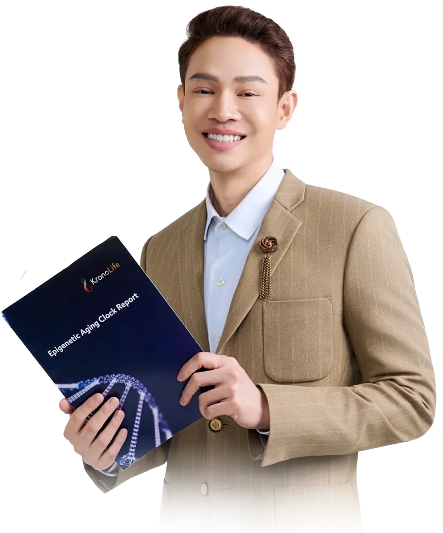 ดร.ธวิน เอี่ยมปรีดี ถือรายงาน Epigenetic Aging Clock Report ของ KronoLife
